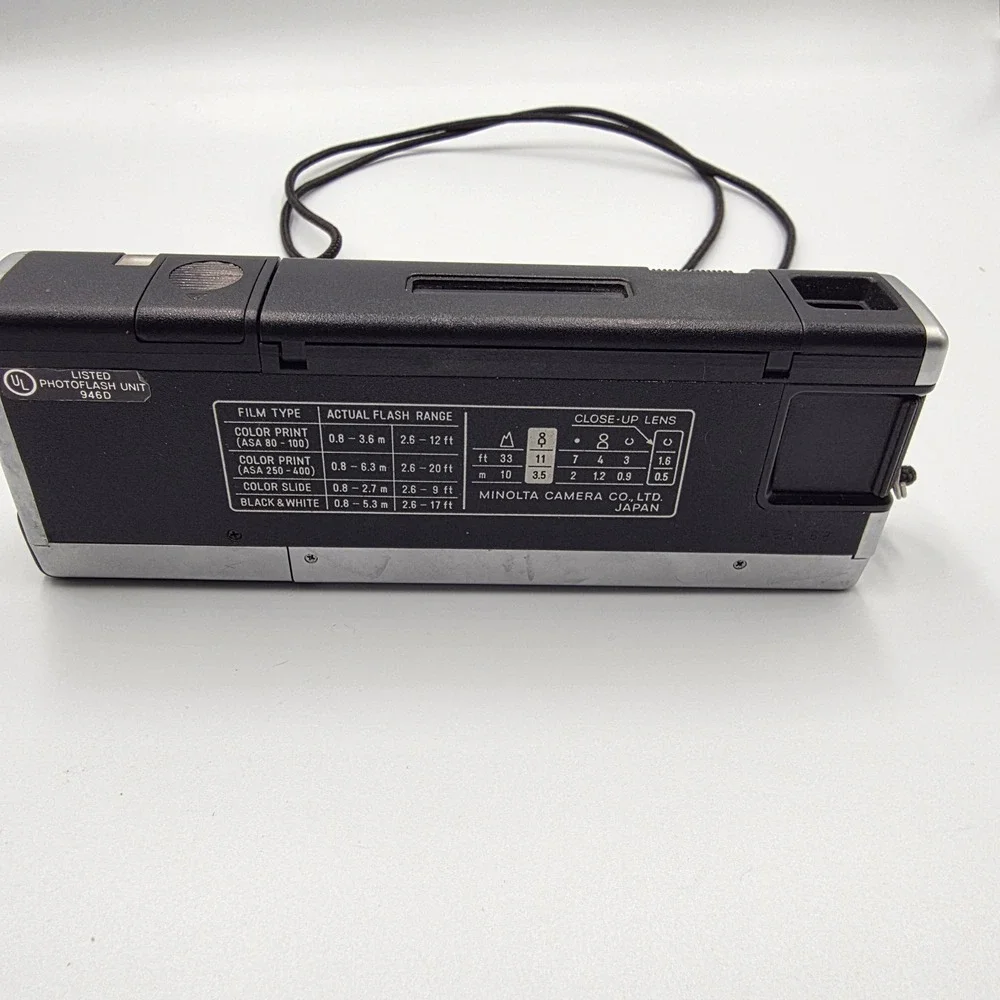 Minolta Autopak 450E Pocket Camera Vintage 110 Film Built-in Flash Black Silver